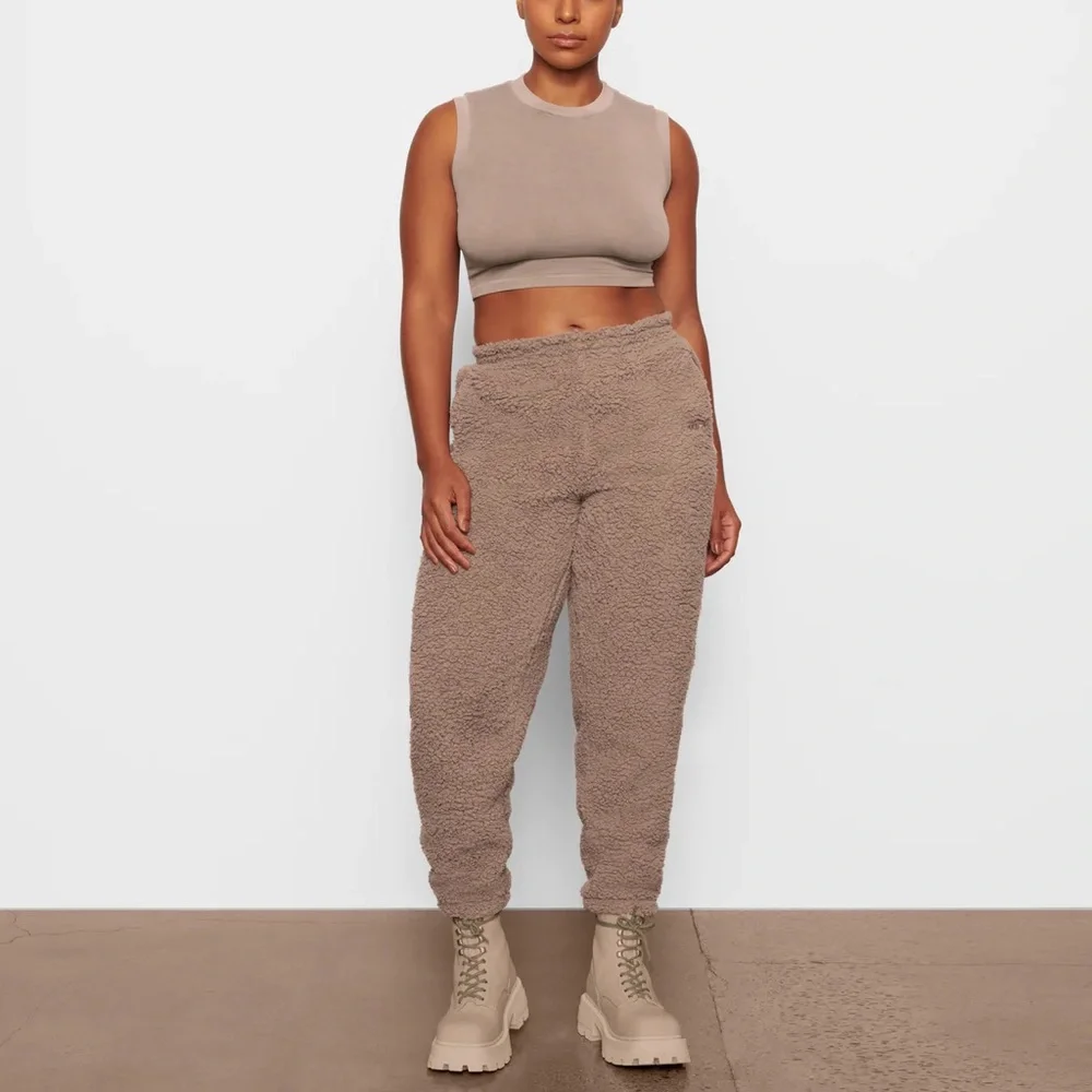 SKIMS Teddy Jogger Pants - Picture 5 of 7